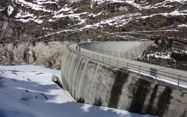 Vista lato acqua della diga Zervreila Sufers
