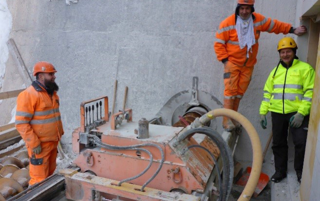 Perforazione attraverso la diga per installare un tubo di scarico dei sedimenti d = 400 mm, L= 28 m