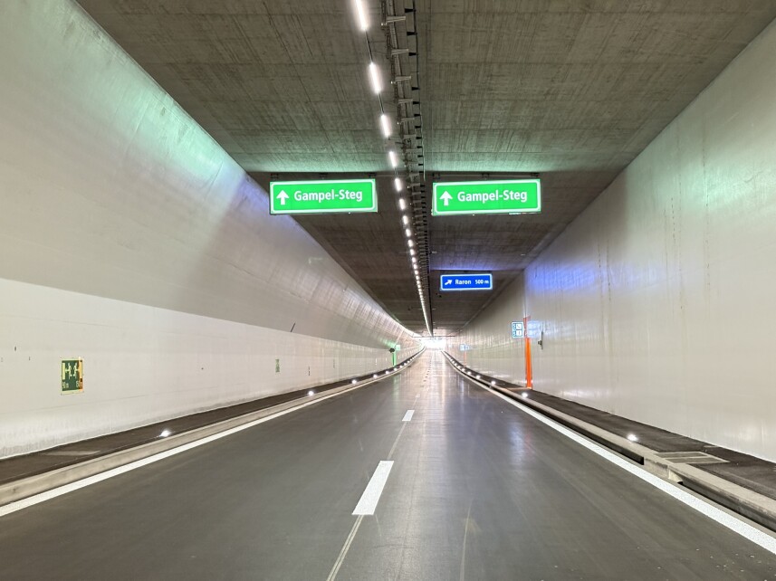 Röhre Nord des Gedeckten Einschnitts Raron mit Blick in Richtung Lausanne
